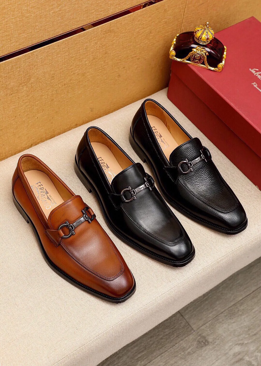 Men's shoes 💰460 💐 Product trademark: Ferragamo "Ferragamo" casual leather shoes Regular size: 38-44 (custom-made at 45.46.47🉑️) Product materials: Selected imported first-layer calfskin upper + original hardware buckle, imported water-dyed cow leather lining. Strong three-dimensional visual effect, combined outsole Color: 2⃣️colors available